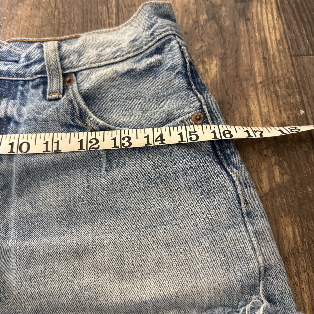 Levi’s 501 shorts size 25. Light denim. Button up fly. High waisted - Picture 9 of 13